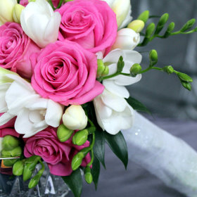 Bukiet ślulbny - frezja i różowe róże