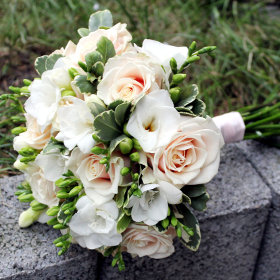 Bukiet ślubny z róż i frezji