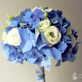 Bukiet ślubny z niebieskiej hortensji
