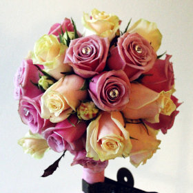 Bukiet ślubny z różowych róż