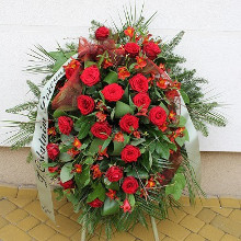 wieniec pogrzebowy z czerwonymi różami